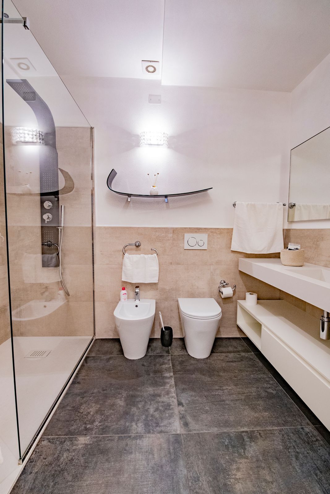 Doccia, asciugacapelli, bidet, asciugamani