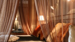 A bedroom with a bed covered by sheer curtains, a bedside table with a lamp, and a nightstand. - The Inn at the Spanish Steps Exclusive Collection - Roberto Di Rienzo (Rome)