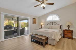 4 Schlafzimmer, Schreibtisch, Bügeleisen/Bügelbrett, Reisekinderbett