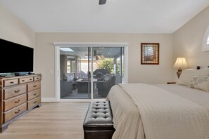 4 habitaciones, escritorio y tabla de planchar con plancha