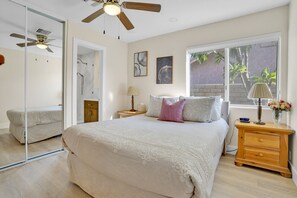 4 室のベッドルーム、デスク、アイロン / アイロン台、旅行用ベビーベッド