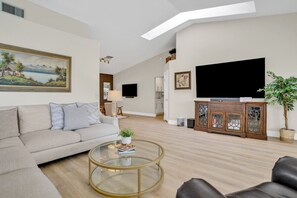 Smart-TV, Kamin, Bücher