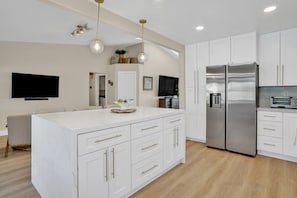 Refrigerador, microondas, horno, placa de cocina