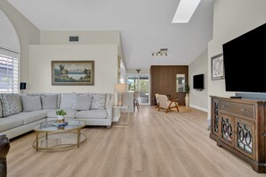 Smart TV, chimenea, libros