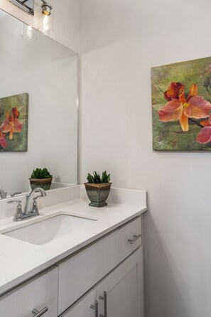 Een haardroger, handdoeken, zeep, shampoo