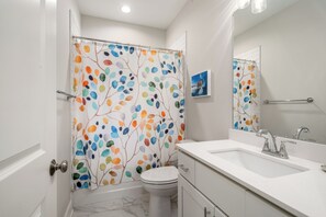 Sèche-cheveux, serviettes fournies, savon, shampoing