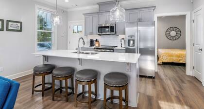 CC4-Awesome 3 Bedroom Townhome Perfect for Gamedays