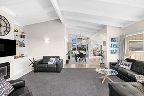Téléviseur, foyer, livres