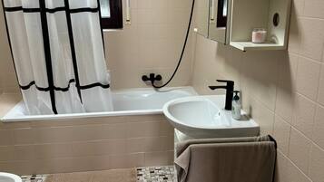 Een haardroger, een bidet, handdoeken, zeep