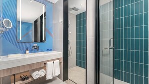 A modern bathroom with a glass shower enclosure, a vanity with a mirror, and a sink. - Holiday Inn Express Chengdu Shuangliu Airport (Chengdu)