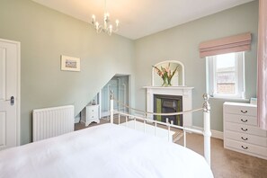 3 bedrooms, desk, iron/ironing board, WiFi