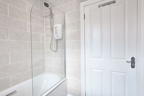Douche, sèche-cheveux, serviettes fournies, shampoing