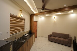 Appartamento familiare, balcone, vista lago | Area soggiorno | TV LED 150 cm con canali digitali