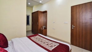 Un dormitorio con cama, armario y puerta.
