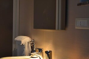 Douche, sèche-cheveux, bidet, serviettes fournies