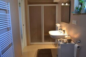 Een douche, een haardroger, een bidet, handdoeken
