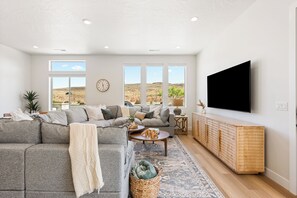 TV, table football, ping pong - Green Acres: Desert Color Lagoon + Beaches (St. George)