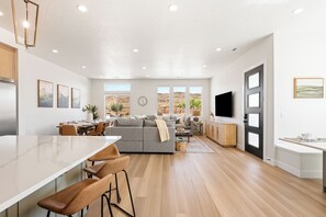 TV, table football, ping pong - Green Acres: Desert Color Lagoon + Beaches (St. George)