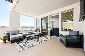 TV, table football, ping pong - Green Acres: Desert Color Lagoon + Beaches (St. George)