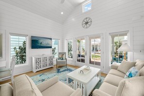 Una Smart TV, un futbolín, un reproductor estéreo