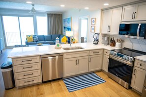 Refrigerador, microondas, horno y lavavajillas