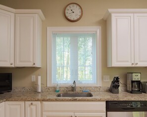 Réfrigérateur, plaque de cuisson, cafetière/bouilloire, grille-pain