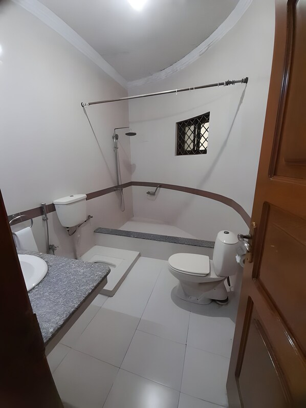 Shower, towels, soap, toilet paper - Cozy Chalet (Islamabad)