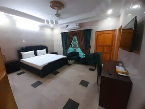Deluxe Double Room | Free WiFi - Cozy Chalet (Islamabad)