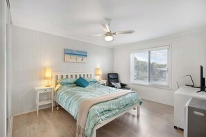 3 bedrooms, desk, iron/ironing board, WiFi