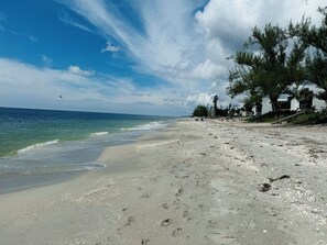 Beach nearby, sun-loungers, beach towels