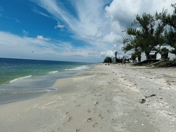 Beach nearby, sun loungers, beach towels
