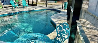 Beautiful Beach House , Priv. Beach Access, Sleeps 8, Private pool