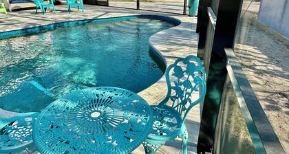 Beautiful Beach House , Priv. Beach Access, Sleeps 8, Private pool