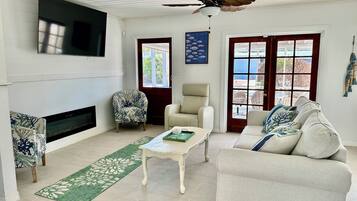 Smart TV, chimenea y tenis de mesa