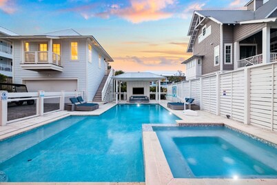 Book Your Fall Getaway Today! Private Pool! Private Beach Access! 9 Adult Bikes!