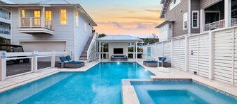 Book Your Fall Getaway Today! Private Pool! Private Beach Access! 9 Adult Bikes!