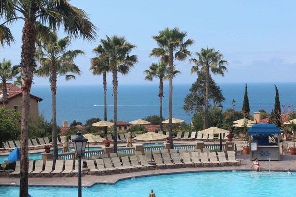 Pool - Charming 2-bedroom villa Ocean views, pool, fitness room, WiFi - Newport Beach. (Newport Beach)