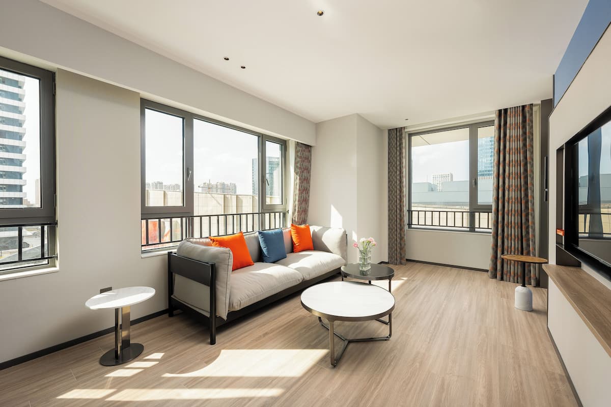 1 Bedroom Suite | Premium bedding, down duvets, desk, laptop workspace