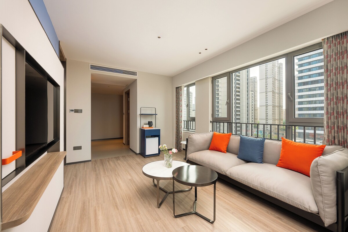 Una sala de estar moderna con un sofá, una mesa de centro y una televisión.