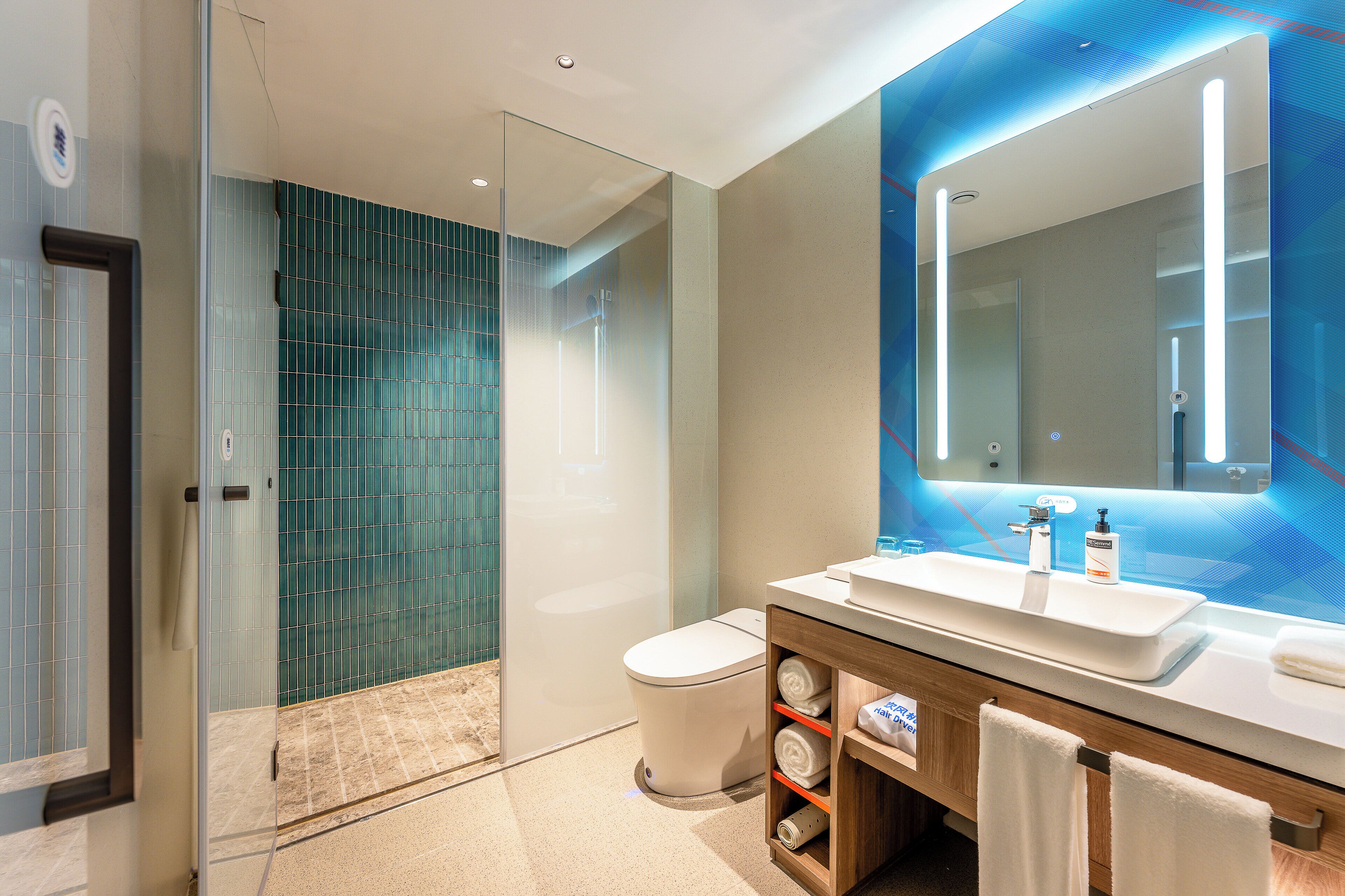 Douche, douche hydromassante, articles de toilette gratuits