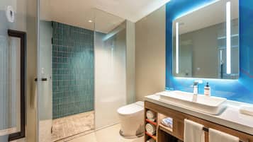 Douche, douche hydromassante, articles de toilette gratuits