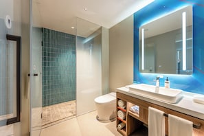 Douche, douche hydromassante, articles de toilette gratuits