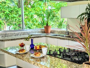 Geladeira, micro-ondas, fogão, cooktop