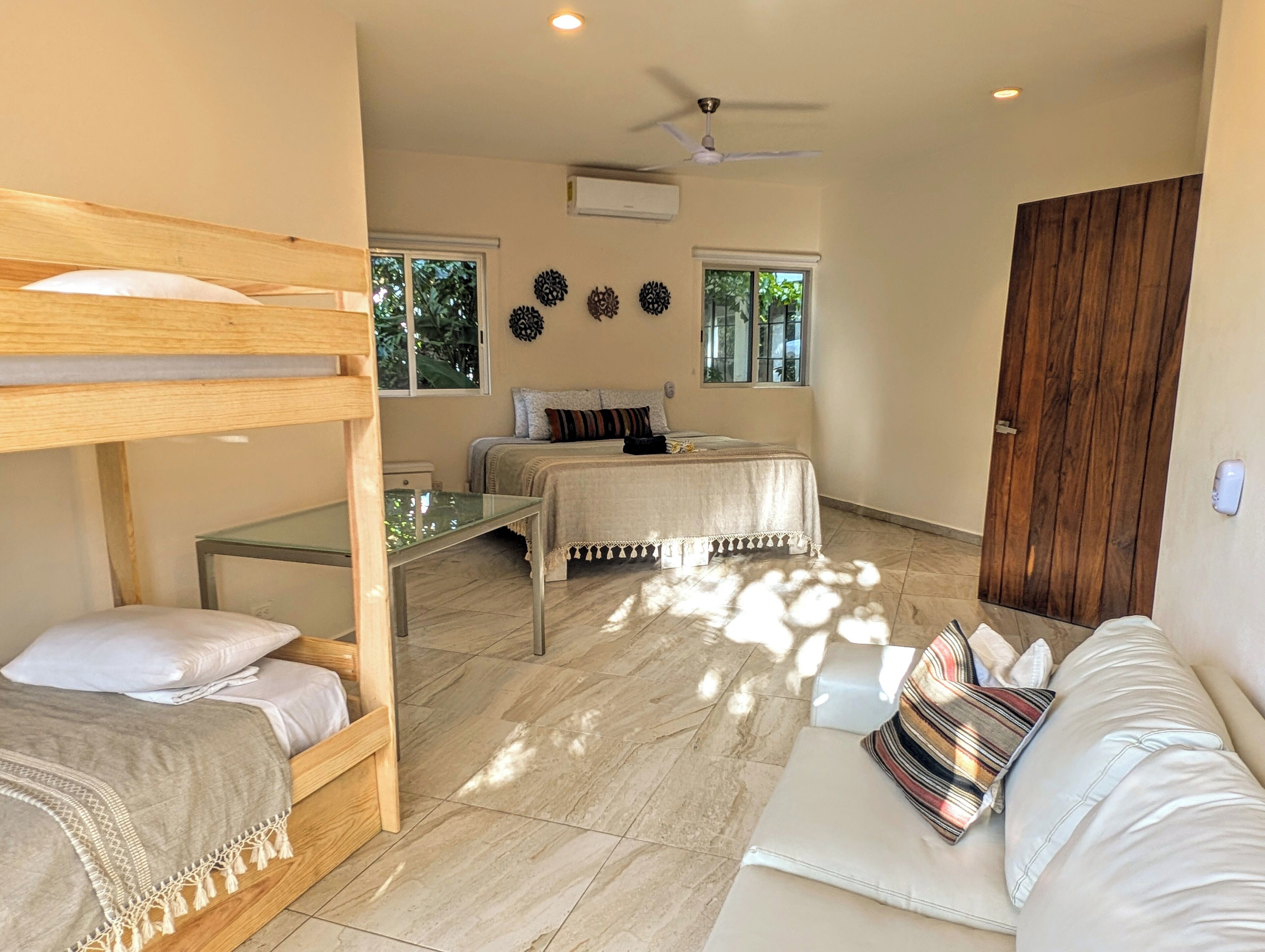 4 habitaciones, escritorio y tabla de planchar con plancha 