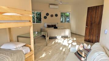 4 habitaciones, escritorio y tabla de planchar con plancha