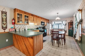 Cottage, 3 chambres | Cuisine privée | Réfrigérateur, four, cafetière/bouilloire, grille-pain