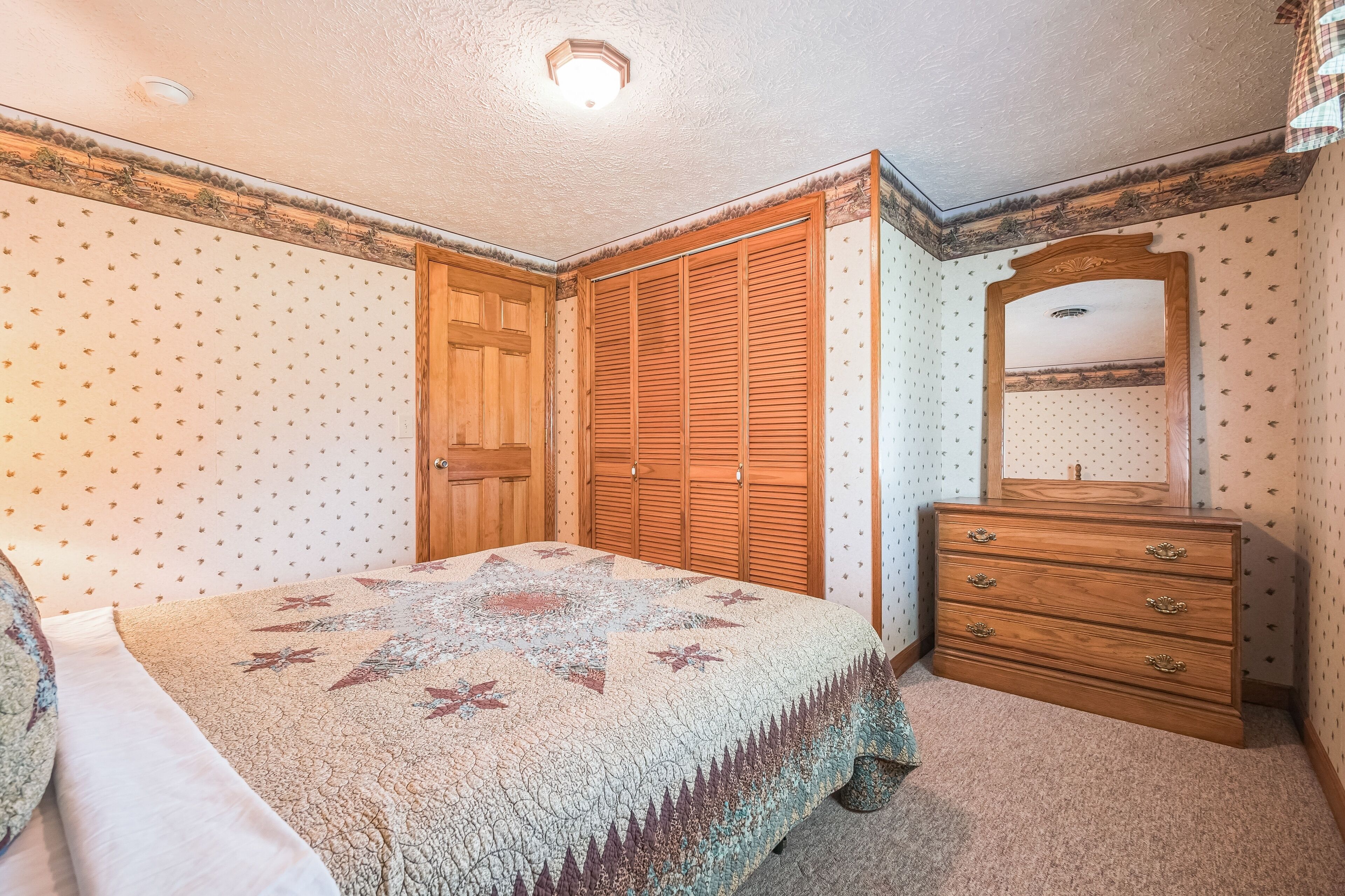 3 bedrooms, desk, laptop workspace, iron/ironing board