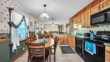 Chaumière, 3 chambres | Cuisine privée | Réfrigérateur, un four, cafetière-théière, grille-pain
