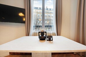 Comfort Apartment (203) | Living area - Résidence Paris RAMEY (Paris)