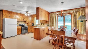 Chaumière, 3 chambres | Cuisine privée | Réfrigérateur, un four, cafetière-théière, grille-pain